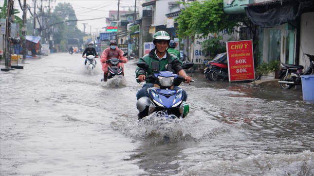 Hoàn lưu bão số 4 gây ra mưa lớn, TPHCM vừa ứng phó mưa lớn kết hợp triều cường